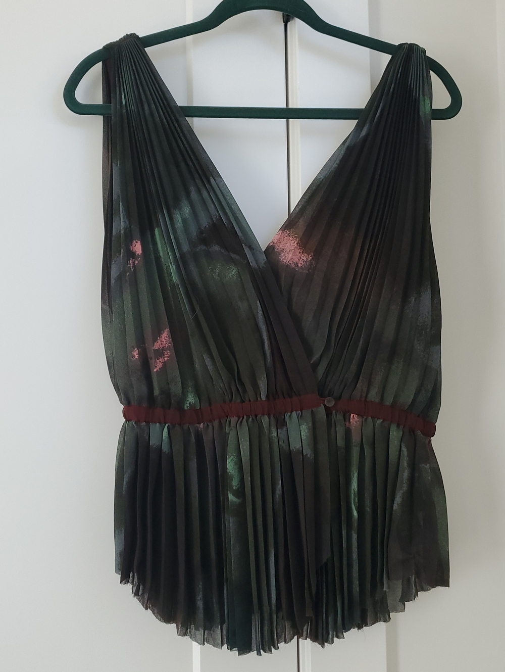 Wilfred- Gorgeous Pleated Autumnal Vibes Deep V Sleeveless Blouse